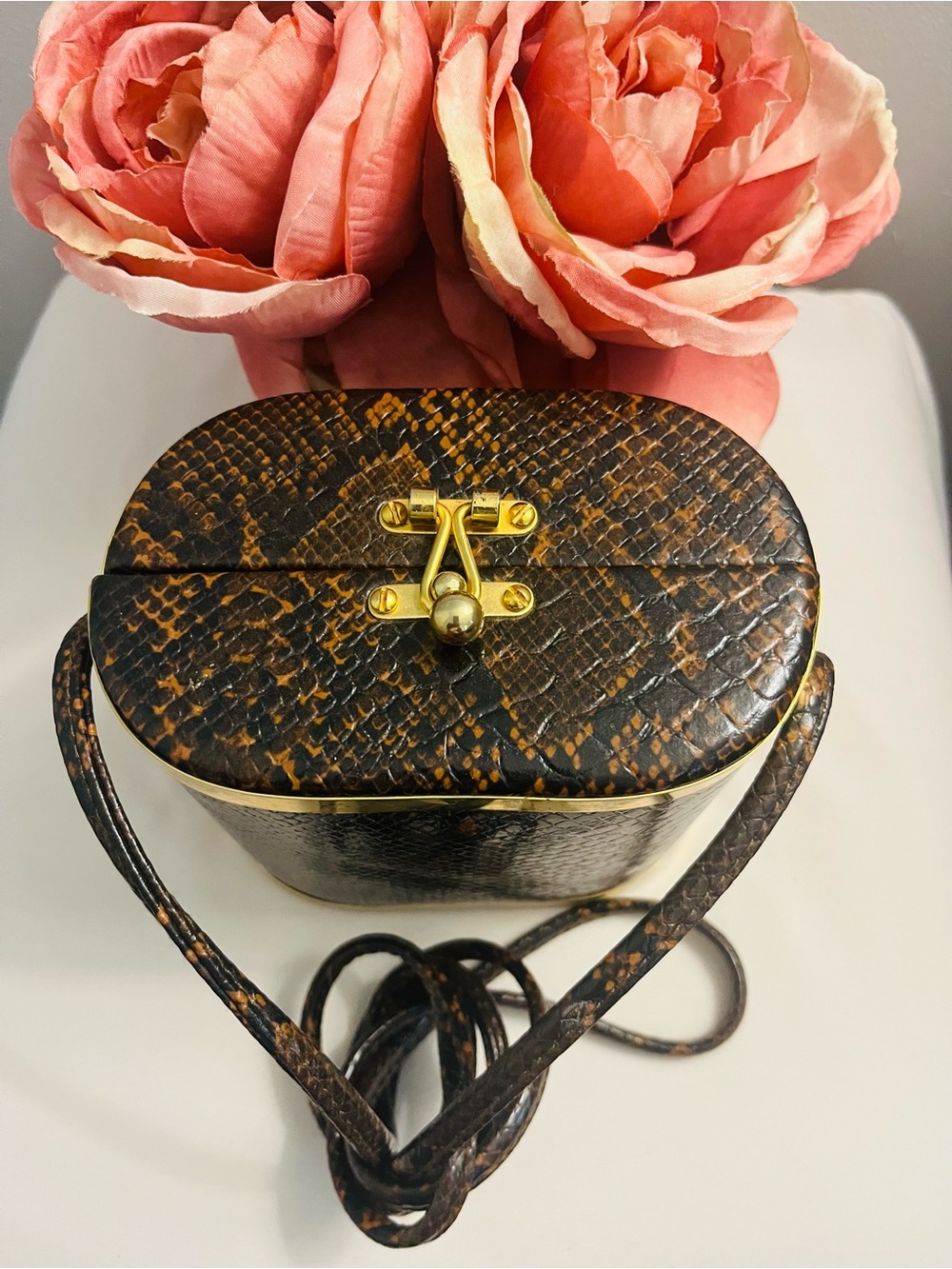 Snakeskin Vintage exotic faux leather box bag featuring a gold magnetic closure - Picture 4 of 9